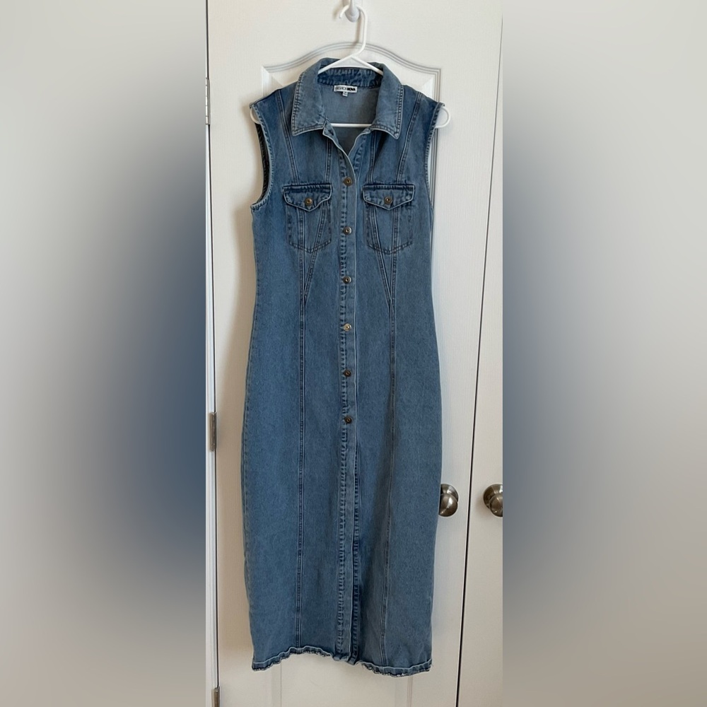 Fashion Nova Sleeveless Denim Button-Up Maxi Dress. (Size M)